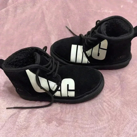 UGG Kid’s Neumel Chopd Classic Lace Up Suede Boot in Black - Big Kids 4 - Picture 16 of 16